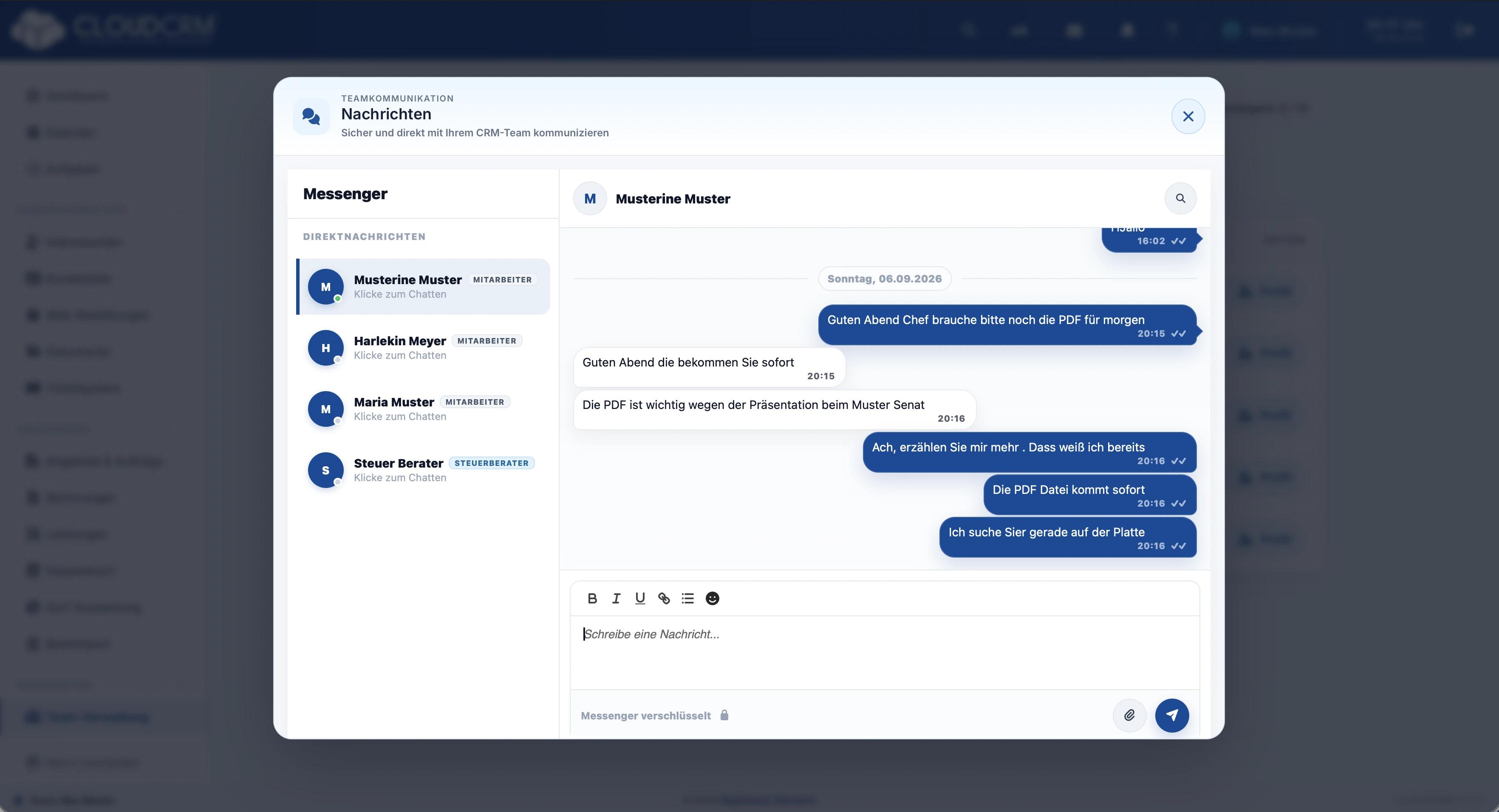 CloudCRM. Messenger mit integrierter Kontaktliste links, geöffnetem Gespräch rechts und Nachrichteneingabe mit Büroklammer und Senden-Pfeil darunter